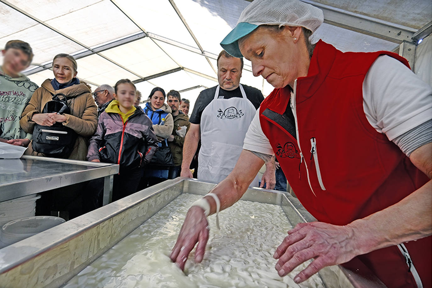 La quesera María Ángeles elabora el queso más grande de España